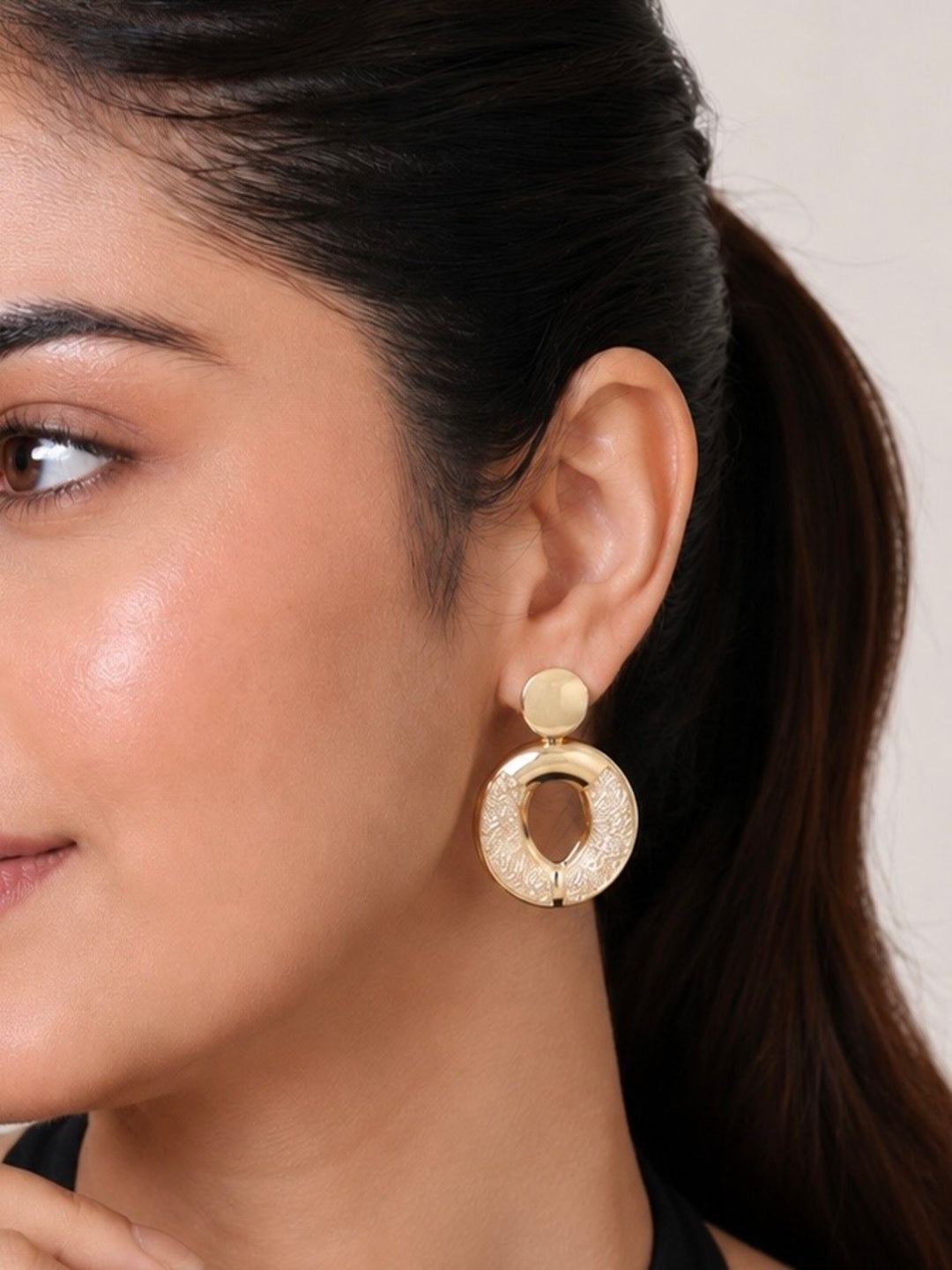 Golden Noir Halo Earrings – Textured Statement Elegance