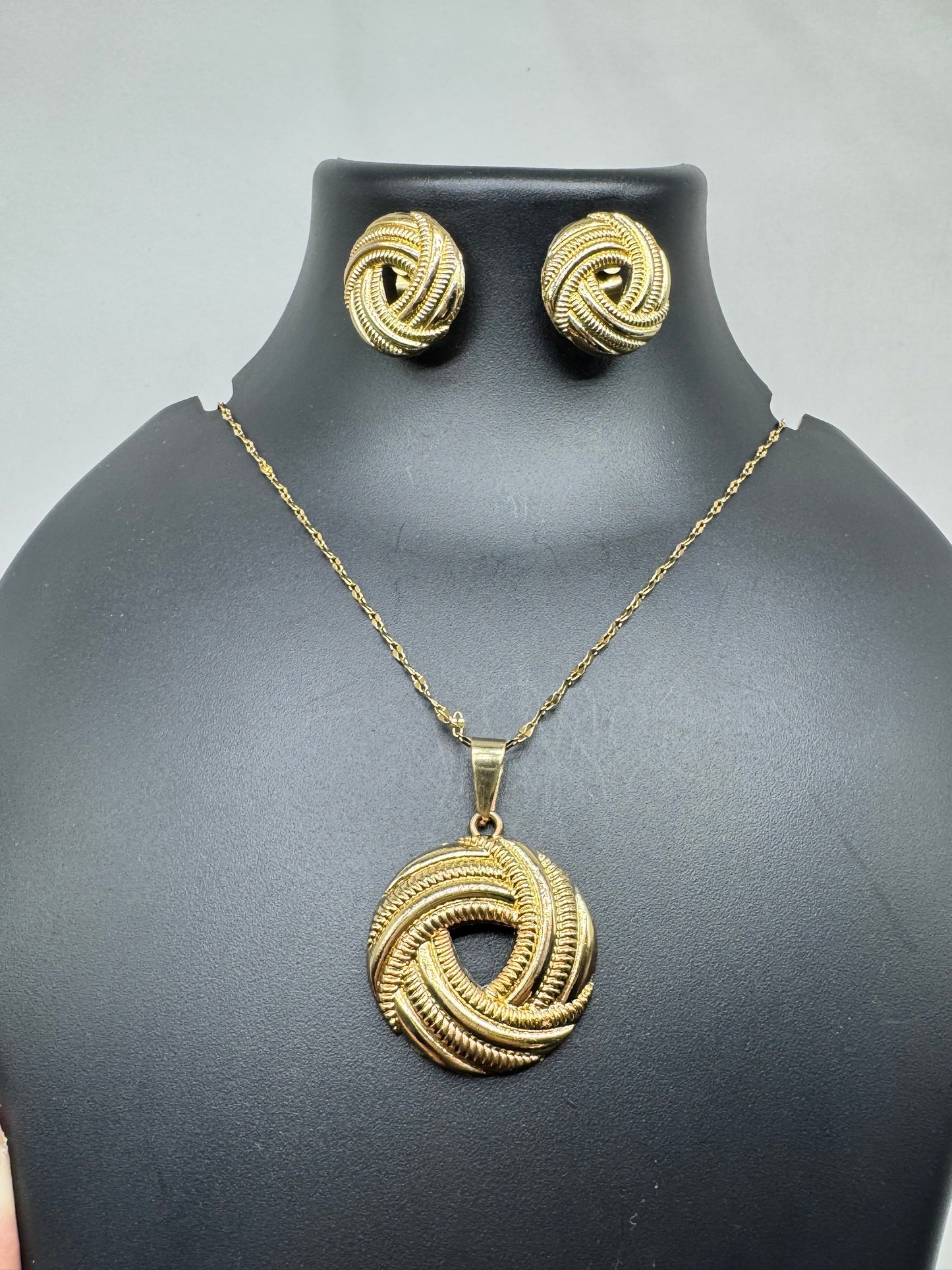 Golden Knot Pendant Set – Timeless Elegance