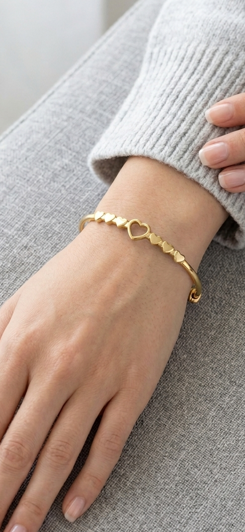 Gold Heart Charm Bracelet – Elegant Minimal Love Design
