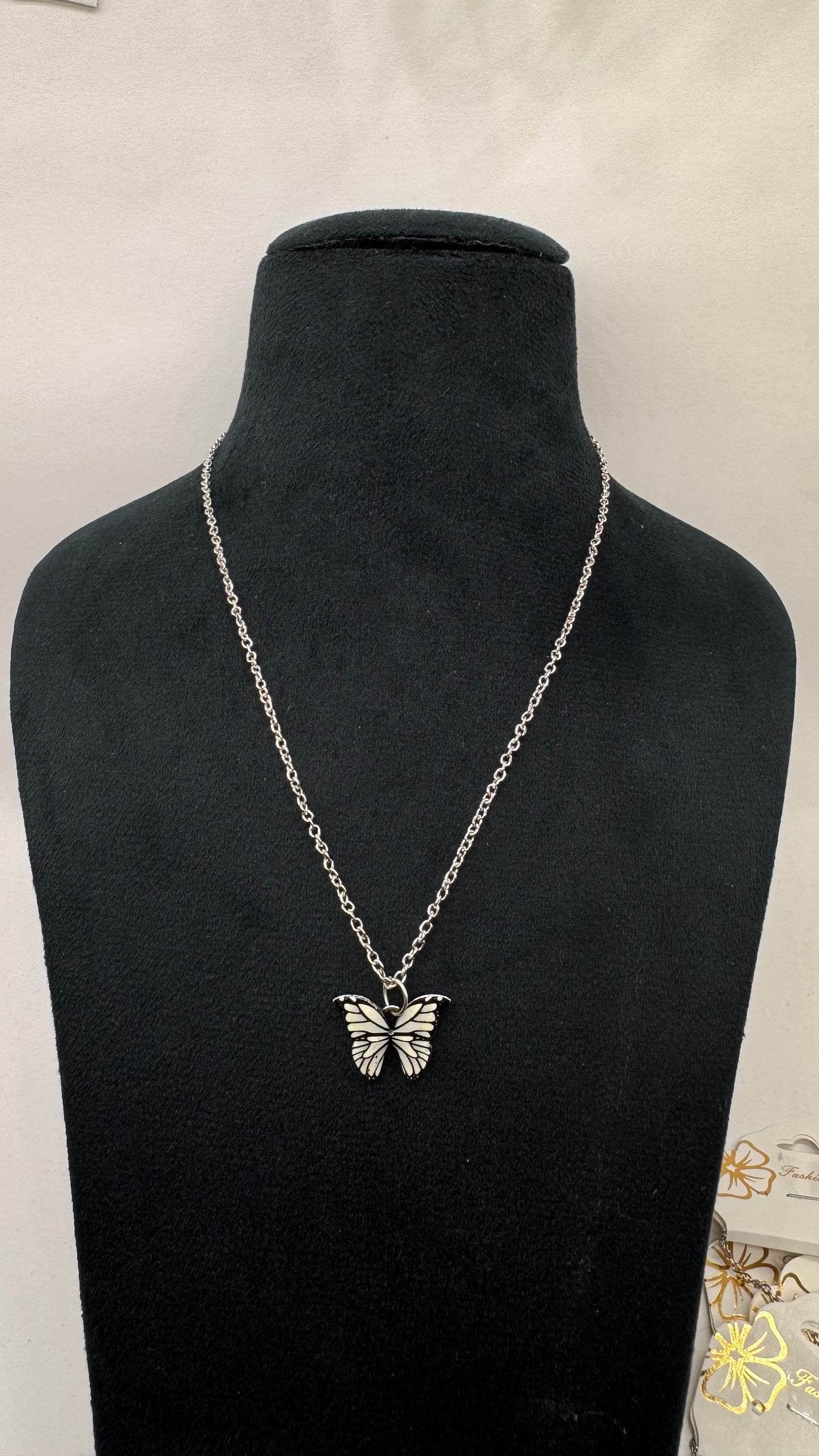 Elegant Butterfly Pendant Necklace – Gold Minimal Nature Charm