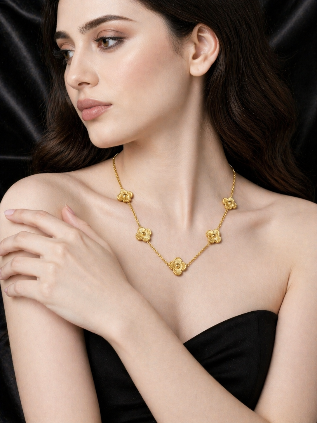 Gold Floral Clover Necklace – Minimal Elegant Statement