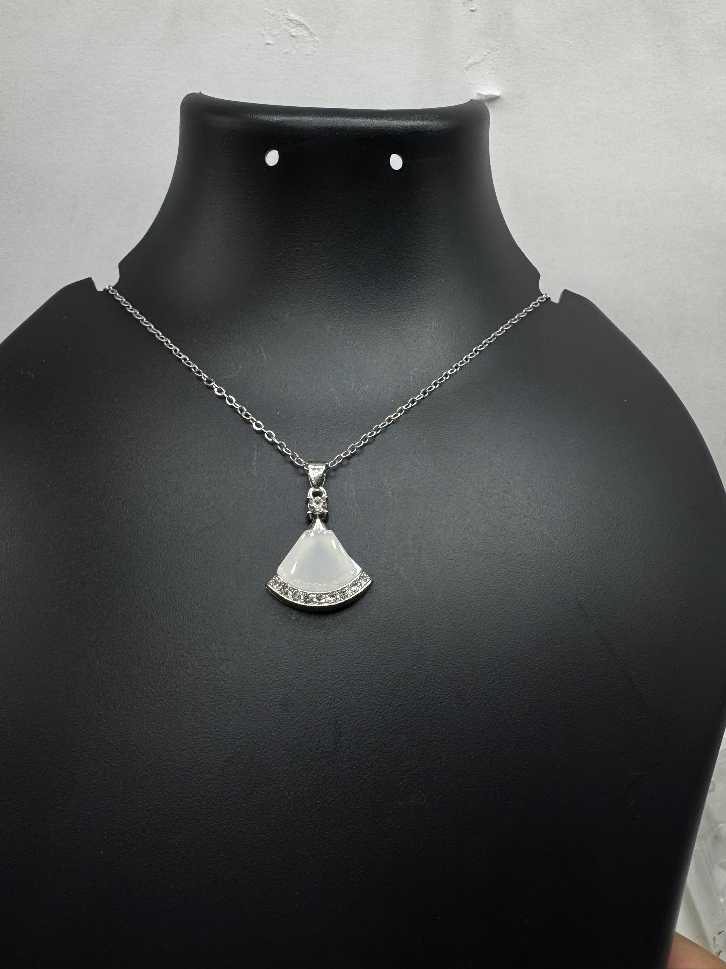 Elegant White Fan Silver Pendant Necklace