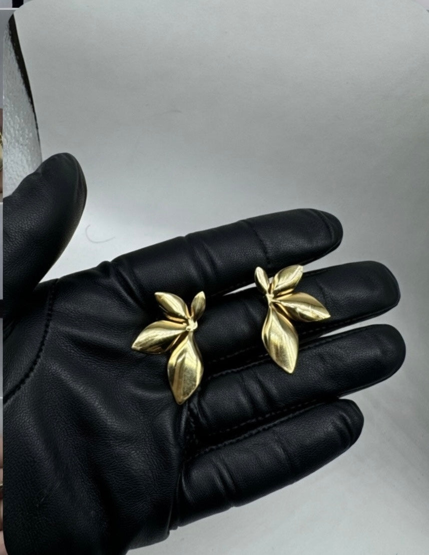 Elegant Golden Floral Earrings – Minimal Luxury Look