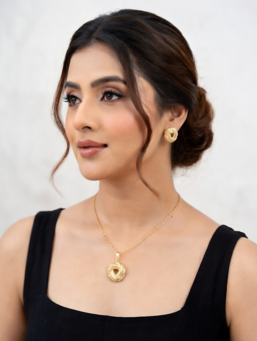 Golden Knot Pendant Set – Timeless Elegance