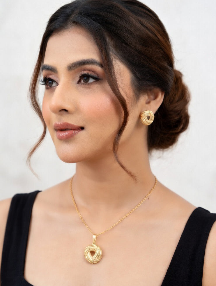 Golden Knot Pendant Set – Timeless Elegance