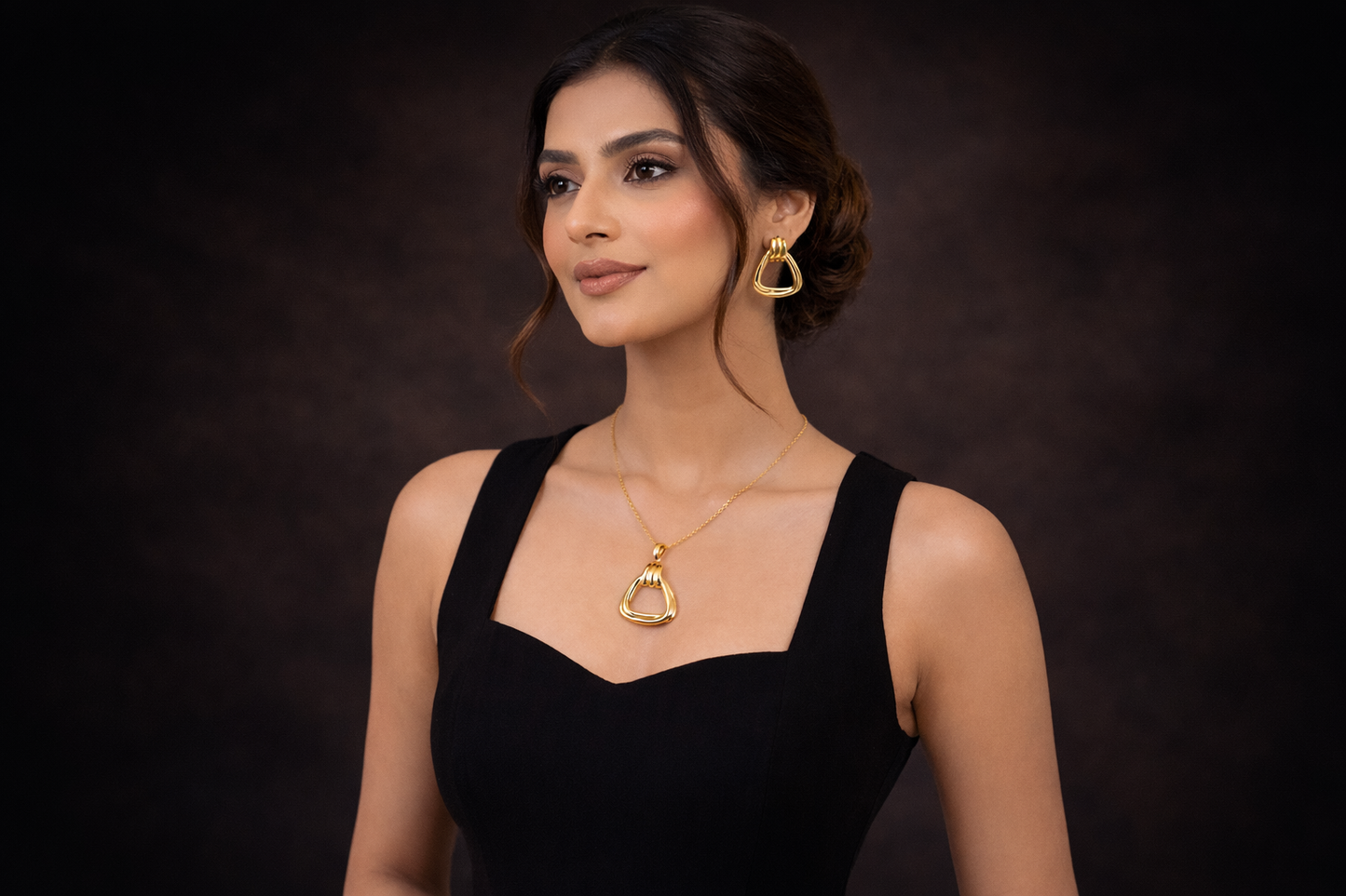 Elegant Sculpted Gold Pendant & Earrings Set – Minimalist Statement Jewelry