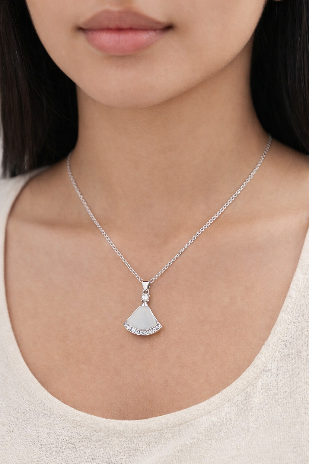Elegant White Fan Silver Pendant Necklace