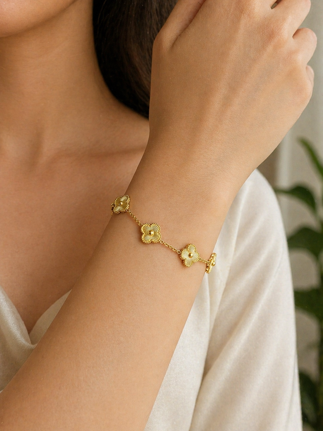 Elegant Gold Floral Charm Bracelet for Women