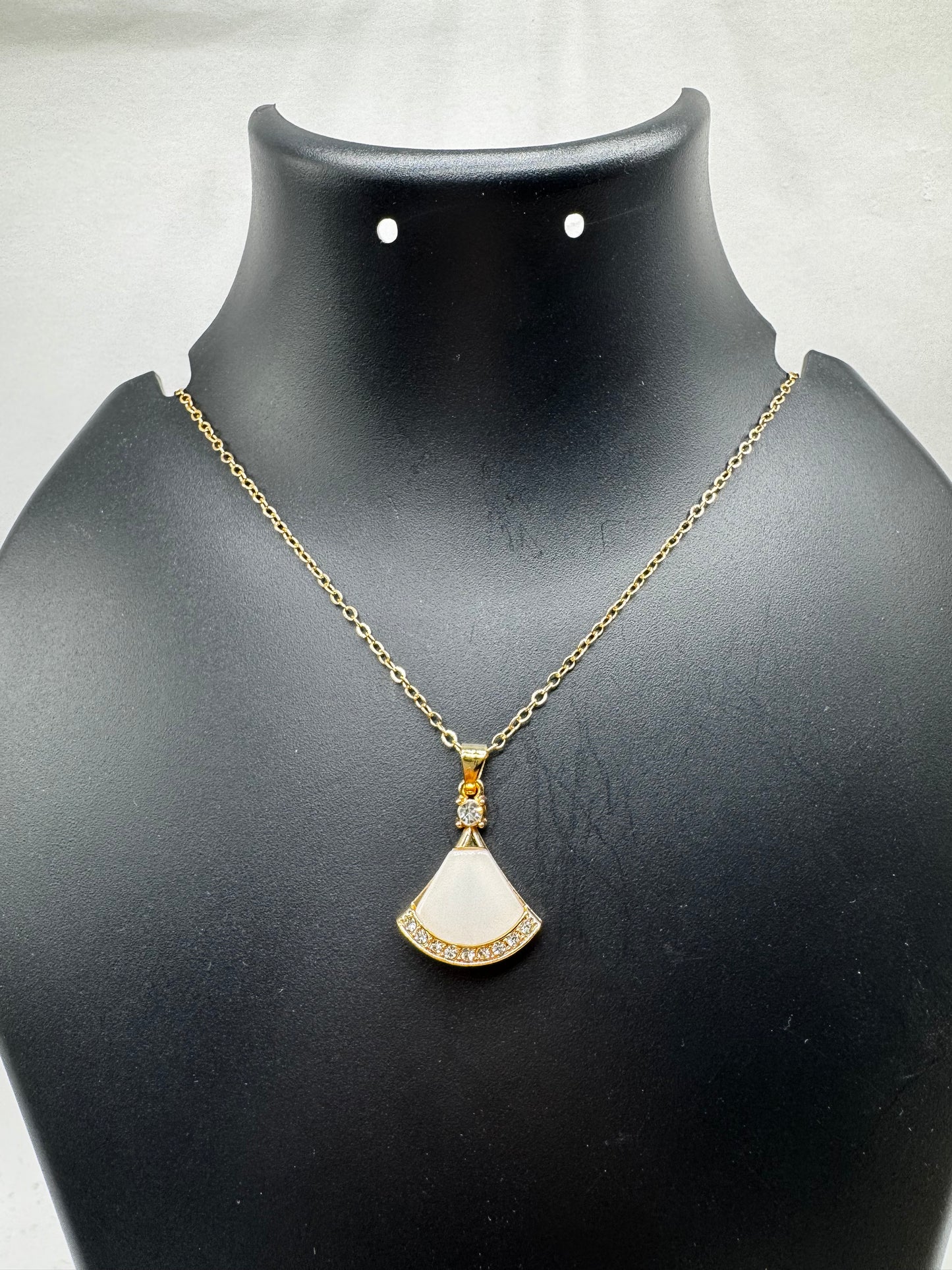 Elegant White Fan Pendant Gold Necklace