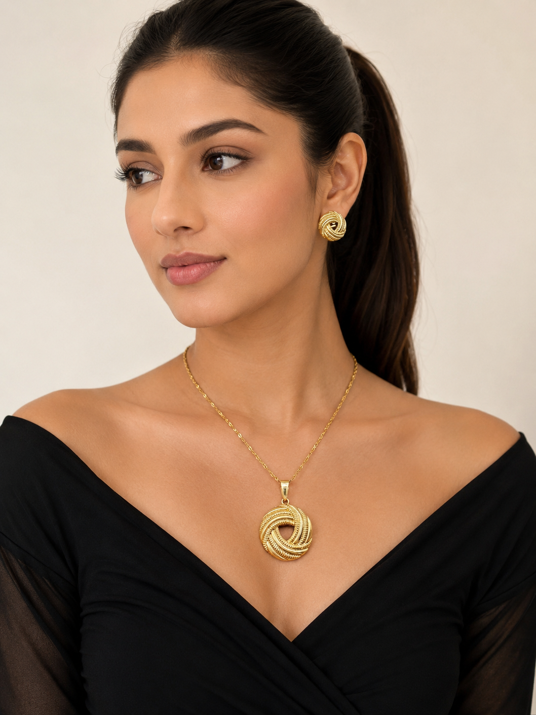 Golden Knot Pendant Set – Timeless Elegance