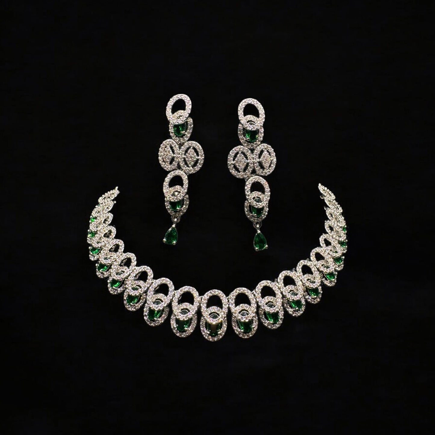 Beautiful Necklace and Earrings with pearls.