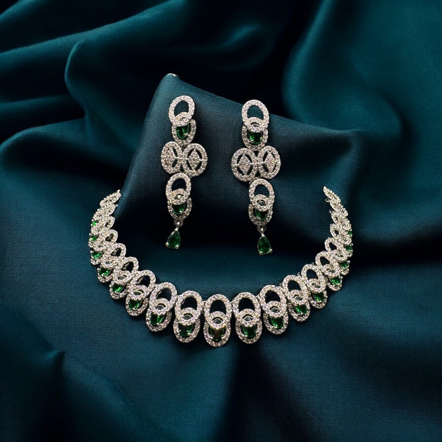 Beautiful Necklace and Earrings with pearls.